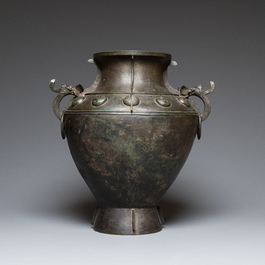 Important et rare grand r&eacute;cipient de vin de type 'lei' en bronze archa&iuml;sant &agrave; inscription, Chine, Song