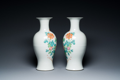 Paire de vases en porcelaine de Chine famille rose et un pot &agrave; fond turquoise, R&eacute;publique