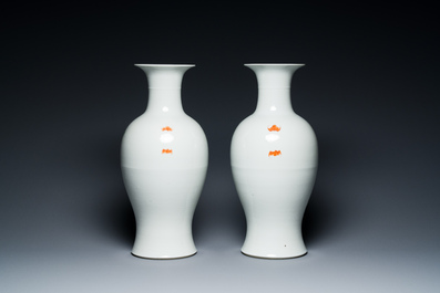 Paire de vases en porcelaine de Chine famille rose et un pot &agrave; fond turquoise, R&eacute;publique