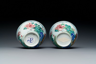 Een paar Chinese famille rose koppen en schotels met hanen, Yongzheng
