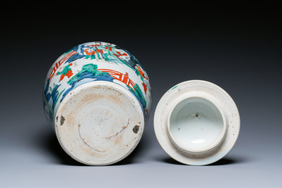 Vase couvert en porcelaine de Chine wucai &agrave; d&eacute;cor de gar&ccedil;ons jouant, &eacute;poque Transition