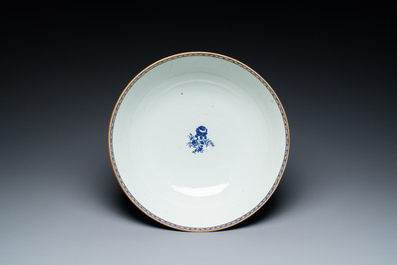 Een grote Chinese gemonogrammeerde exportporseleinen kom met bijhorende schotel, Qianlong/Jiaqing