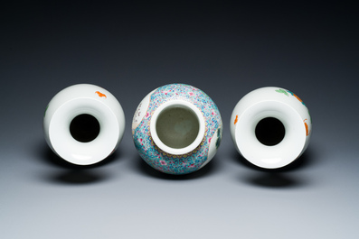 Paire de vases en porcelaine de Chine famille rose et un pot &agrave; fond turquoise, R&eacute;publique