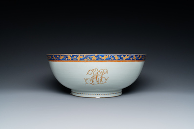 Een grote Chinese gemonogrammeerde exportporseleinen kom met bijhorende schotel, Qianlong/Jiaqing
