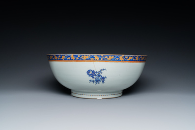 Een grote Chinese gemonogrammeerde exportporseleinen kom met bijhorende schotel, Qianlong/Jiaqing