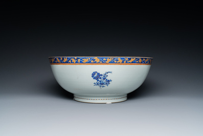 Een grote Chinese gemonogrammeerde exportporseleinen kom met bijhorende schotel, Qianlong/Jiaqing