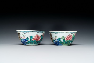 Een paar Chinese famille rose koppen en schotels met hanen, Yongzheng