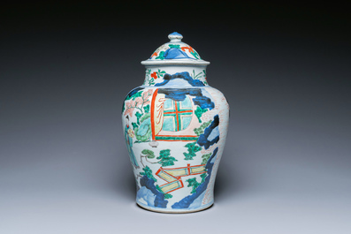 Vase couvert en porcelaine de Chine wucai &agrave; sujet narratif, &eacute;poque Transition
