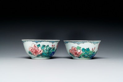 Een paar Chinese famille rose koppen en schotels met hanen, Yongzheng