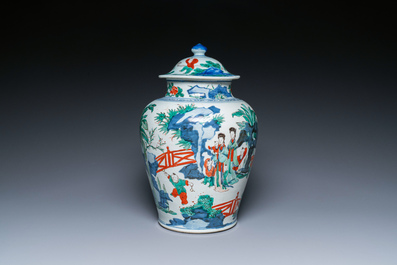 Vase couvert en porcelaine de Chine wucai &agrave; d&eacute;cor de gar&ccedil;ons jouant, &eacute;poque Transition