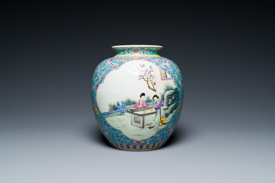 Paire de vases en porcelaine de Chine famille rose et un pot &agrave; fond turquoise, R&eacute;publique