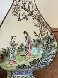 Vase de forme losange en &eacute;maux de Canton &agrave; d&eacute;cor des 'quatre saisons', Chine, marque et &eacute;poque de Qianlong