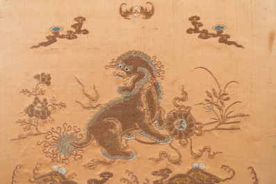 Een Chinese met metaaldraad geborduurde zijden stoelbekleding, Qianlong