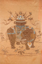 Een Chinese met metaaldraad geborduurde zijden stoelbekleding, Qianlong