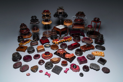 Een uitgebreide collectie Chinese houten sokkels, Qing en 20e eeuw