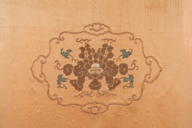 Een Chinese met metaaldraad geborduurde zijden stoelbekleding, Qianlong