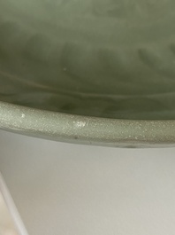Een Chinese Longquan celadon schotel met onderglazuur decor, Ming