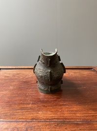 R&eacute;cipient &agrave; vin rituel archa&iuml;que en bronze dans le style des Zhou de l'Ouest, 'gong', Chine, marque de Yong Bao Zhen Wan 永葆珍玩, Ming