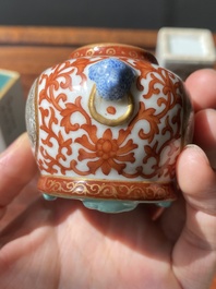 Deux pots &agrave; pinceaux et un pot &agrave; eau en porcelaine de Chine qianjiang cai et grisaille, signature de Cheng Men 程門 et marques de Qianlong, 20&egrave;me
