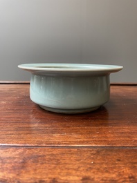 Een Chinese Longquan celadon penselenwasser, Song of later