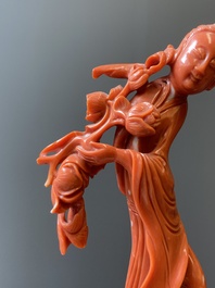 Sculpture d'une femme avec une branche fleurie en corail rouge, Chine, 19/20&egrave;me