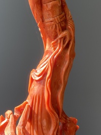 Sculpture d'une femme sur un ph&eacute;nix en corail rouge, Chine, 19/20&egrave;me