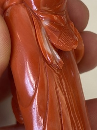 Sculpture d'une femme avec un &eacute;ventail en corail rouge, Chine, 19/20&egrave;me