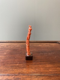 Sculpture d'une femme avec fleur de lotus en corail rouge, Chine, 19/20&egrave;me