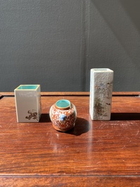 Deux pots &agrave; pinceaux et un pot &agrave; eau en porcelaine de Chine qianjiang cai et grisaille, signature de Cheng Men 程門 et marques de Qianlong, 20&egrave;me