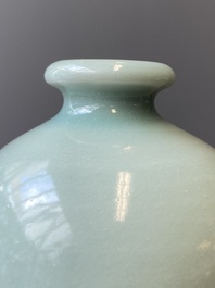 Een Chinese monochrome celadon-geglazuurde 'meiping' vaas, 19/20e eeuw