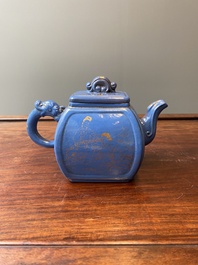 Een Chinese blauw-geglazuurde Yixing steengoed theepot met verguld decor, Qianlong merk, 20e eeuw