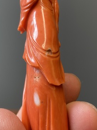 Twee Chinese bloedkoralen sculpturen van een dame met een waaier en van een dame met een bloem, 19/20e eeuw