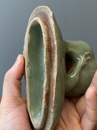Br&ucirc;le-parfum en forme de canard en porcelaine de Chine c&eacute;ladon de Longquan, Ming