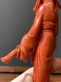 Sculpture d'une femme avec un &eacute;ventail en corail rouge, Chine, 19/20&egrave;me