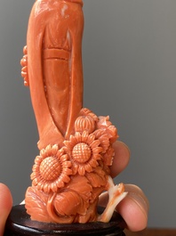 Een Chinese bloedkoralen sculptuur van een dame met een pauwenwaaier, 19/20e eeuw