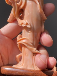 Sculpture d'une femme avec un chasse-mouche, Chine, 19/20&egrave;me