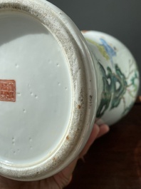 Paire de vases en porcelaine de Chine famille rose &agrave; d&eacute;cor de gar&ccedil;ons jouant, marque de Qianlong, R&eacute;publique