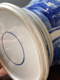 Een Chinese blauw-witte dekselvaas, Kangxi