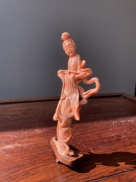 Sculpture d'une femme avec un chasse-mouche, Chine, 19/20&egrave;me
