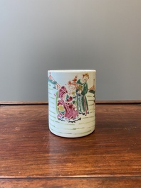 Een Chinese famille rose penselenbeker, 'bitong', Yongzheng
