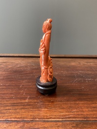 Een Chinese bloedkoralen sculptuur van een dame met een pauwenwaaier, 19/20e eeuw