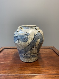 Een Chinese blauw-witte Swatow 'draken' vaas, Ming