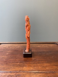 Sculpture d'une femme avec une branche fleurie en corail rouge, Chine, 19/20&egrave;me