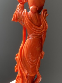 Een Chinese bloedkoralen sculptuur van een dame met een fruitmand, 19/20e eeuw