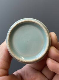 Een Chinese monochrome celadon-geglazuurde 'meiping' vaas, 19/20e eeuw