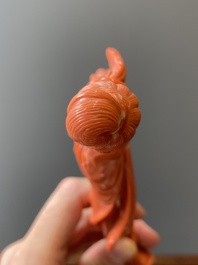 Sculpture d'une femme avec une branche fleurie en corail rouge, Chine, 19/20&egrave;me