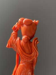 Een Chinese bloedkoralen sculptuur van een dame met een fruitmand, 19/20e eeuw