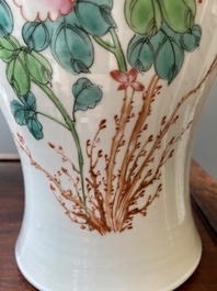 Paire de vases en porcelaine de Chine famille rose et un pot &agrave; fond turquoise, R&eacute;publique