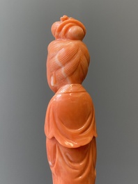 Een Chinese bloedkoralen sculptuur van een staande dame met hofketting, 19/20e eeuw