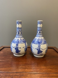 Een paar Chinese blauw-witte flesvormige vazen, 19e eeuw